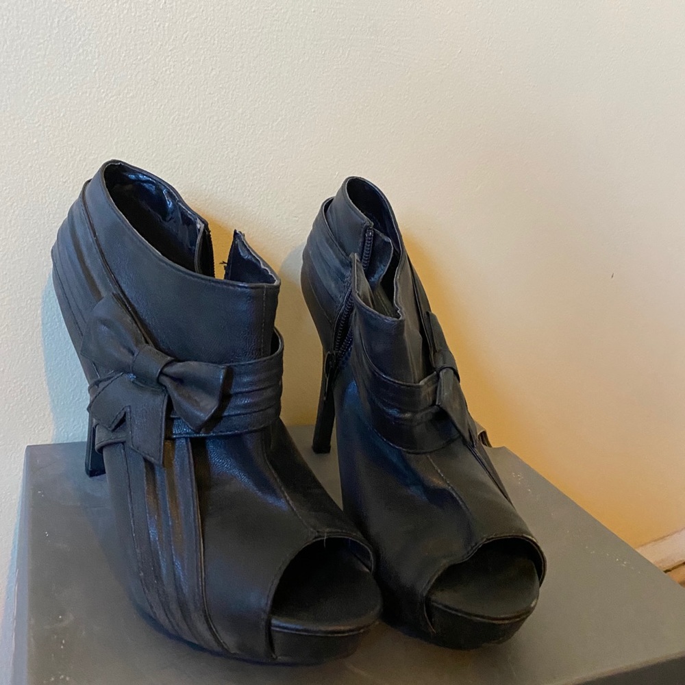 Black peep toed heels